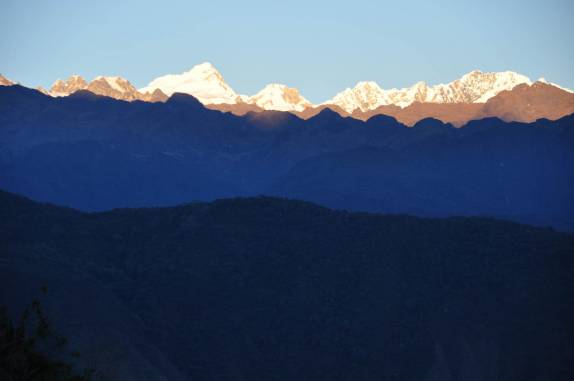 O sol começa a bater nas montanhas mais altas próximas à Machu Picchu, no Peru